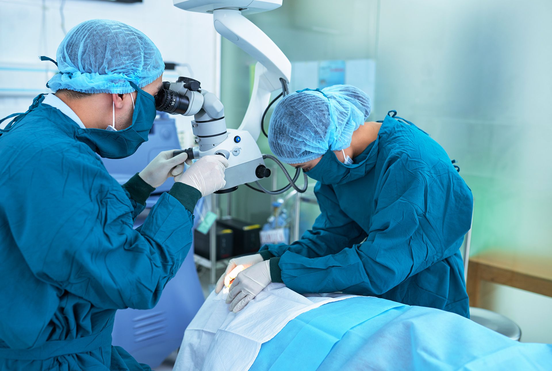 Best Cataract Surgeons in Orlando performing surgery